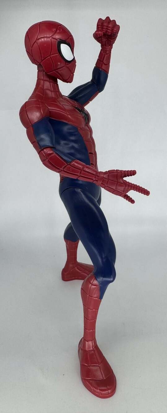 Hasbro Spider-Man 13 inch Talking Electronic Action Figure 2020 - Picture 4 of 11